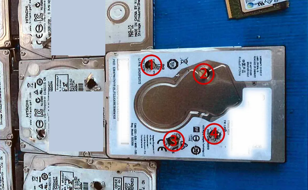 ハードディスク破壊工程（4点穴あけ：専任スタッフによる）